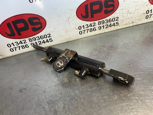 Hydraulic steering ram